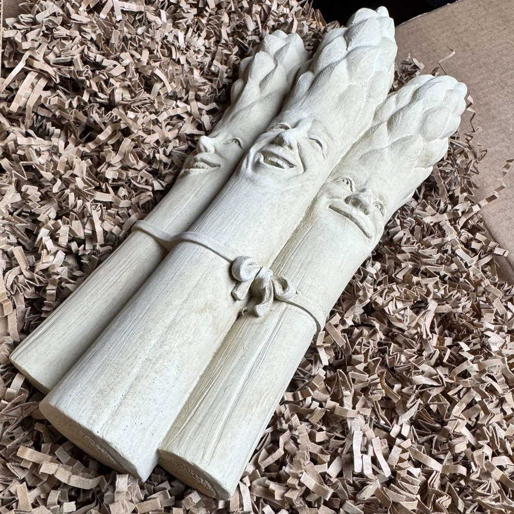NIB Carruth Studios Lively Bunch of “Pickled Asparagus" Aged Stone Sculpture - Picture 5 of 10